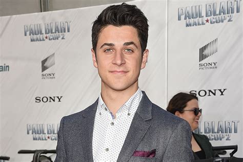 Wizards Star David Henrie Throws Shade。